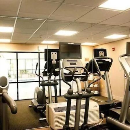 Chester Inn & Suites Шаронвілл Екстер'єр фото
