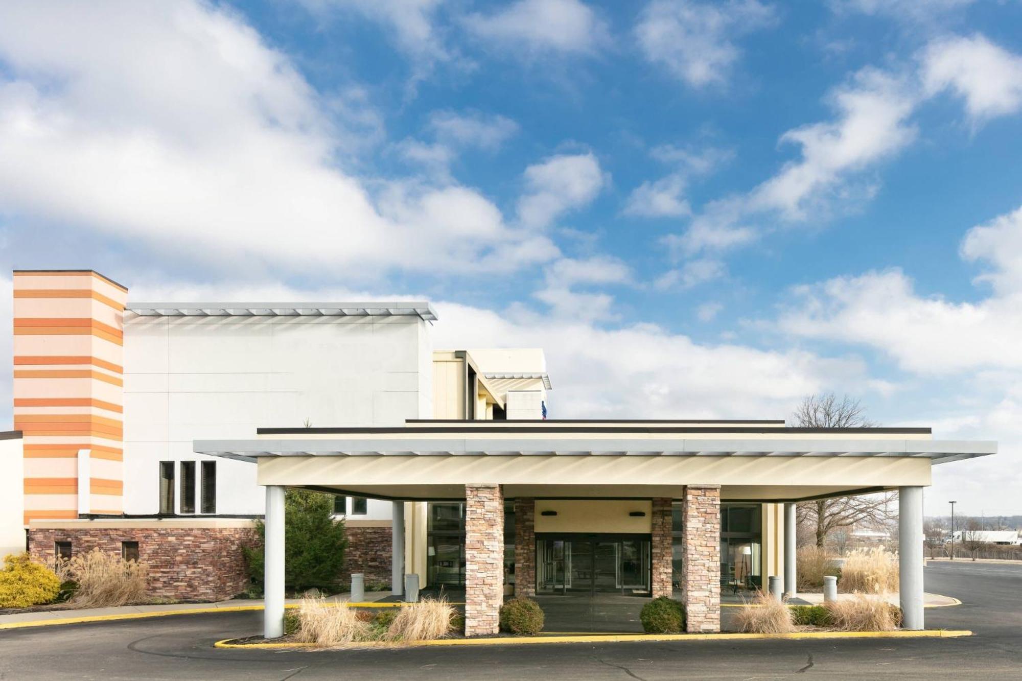 Chester Inn & Suites Шаронвілл Екстер'єр фото