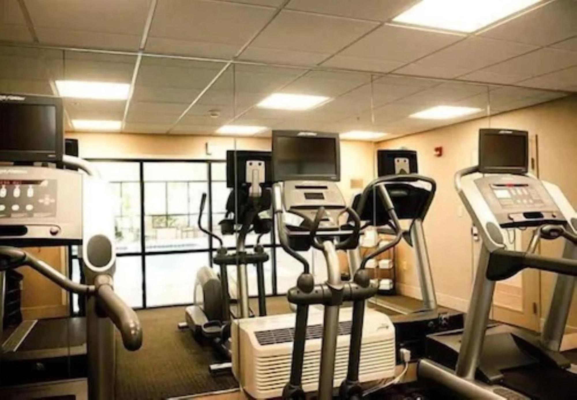 Chester Inn & Suites Шаронвілл Екстер'єр фото