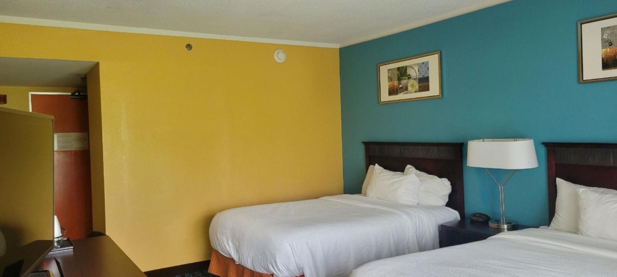 Chester Inn & Suites Шаронвілл Екстер'єр фото